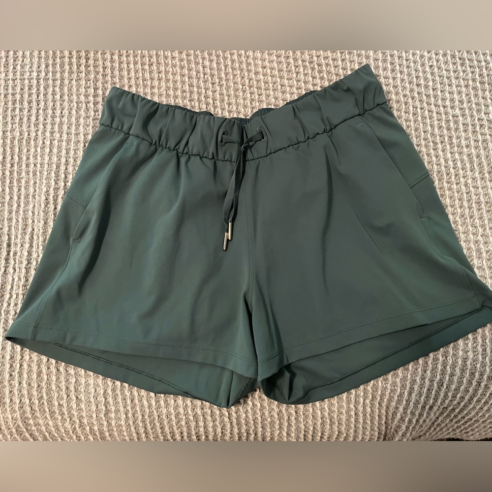 Lululemon on the fly mid rise short 2.5” inseam